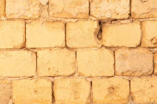 Kırsal bir cazibesi olan yıpranmış tuğla bir duvar.