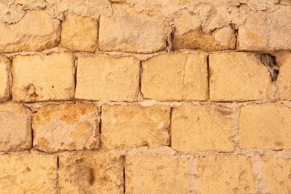 Yıpranmış taş bloklardan yapılmış bir duvar