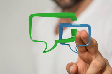Konuşma baloncukları konseptiyle etkileşen kişi dijital iletişim