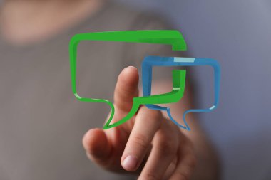 Konuşma baloncukları ve dokunmatik elleri gösteren dijital iletişim konsepti