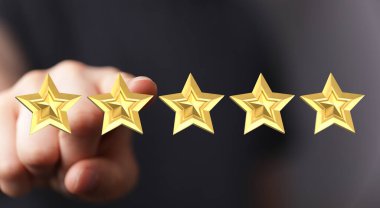 Altın yıldızlara dokunmak, reytingleri, eleştirileri ve başarıyı temsil ediyor.