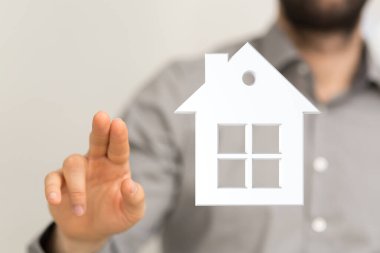 Beyaz Saray ikonuna dokunan bir adam, emlak kavramı.