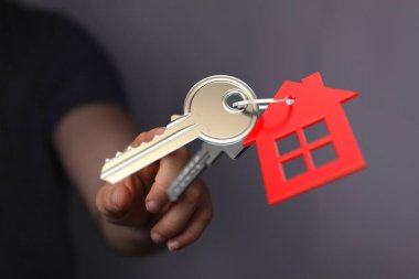 Ev sahibi olarak el ele tutuşan anahtarlar.