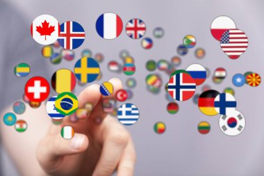 Dünyayı temsil eden Değişik Ülkelerin Yüzen Bayraklarına Elle Dokunma