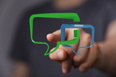 Konuşma baloncukları ve el etkileşimini gösteren dijital iletişim konsepti