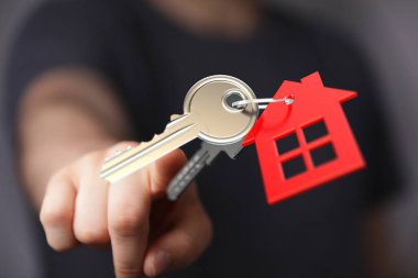 Kırmızı evi olan ev anahtarları, emlak konsepti.