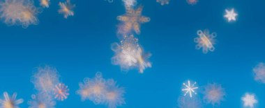 Mavi bir gökyüzüne düşen narin kar taneleri