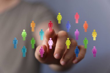 İnsan figürlerinin dijital temsili ve elle bağlantı kavramı.