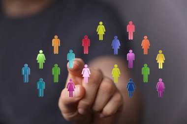 İnsan simgelerine dokunan insanların dijital ağı