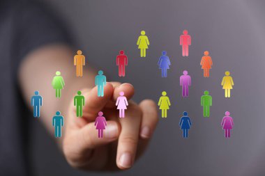 Dijital iletişim: İnsan siluetleri ve el hareketi kavramı