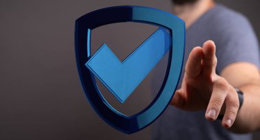 Koruma ve kontrol için dijital güvenlik kalkanı simgesi seçen adam