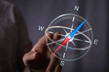 Yönlendirme ve Yönlendirme için Dijital Pusula Tutan Kişi
