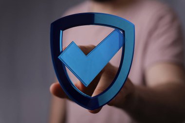 İşaretli Sembol Kavramına sahip Mavi Kalkan Tutan Kişi