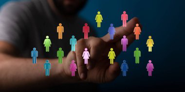 Dokunulan Renkli Dijital İnsanlar: İnsan Bağlantısı ve Teknolojisi