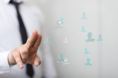 İş dünyası profesyoneli insan ağına işaret ediyor, dijital iletişim kavramı