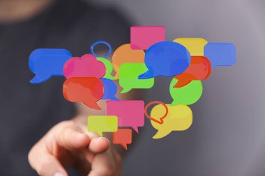 Renkli Konuşma Baloncuklarına Uzanmak İletişim Konseptini Sunar