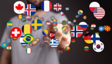 Seçilen Ülkeler: İnsan eli küresel bayrakları ve uluslararası bağlantıları işaret ediyor