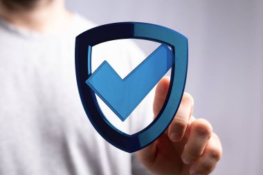 Güvenlik konsepti için dijital kalkan işaretleriyle etkileşim halinde olan bir adam