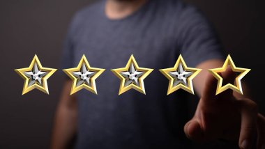 Mükemmel değerlendirme için yıldızı seçen adam, beş yıldız aldı..