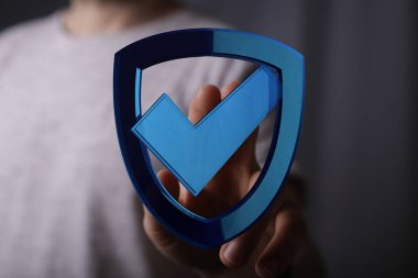 Dijital Güvenlik: Elle Tutma Kalkanı İşaretli Korunmayı Sembolize Ediyor