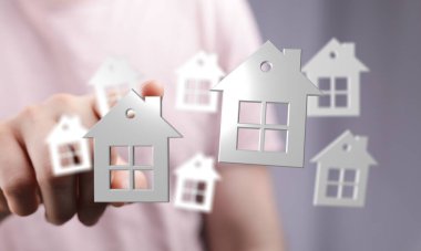 Ev Sahipliğini Temsil Eden Minyatür Ev Modellerini Gösteren Kişi