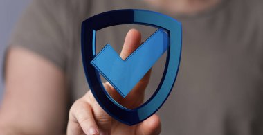 Kişi dijital güvenlik kalkanına işaret ve koruma kavramı ile dokunur