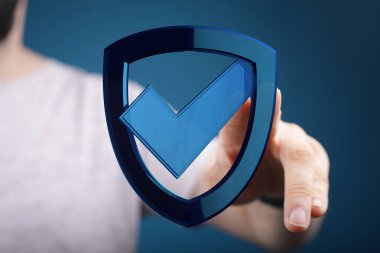 Güvenlik ve doğrulamayı temsil eden kontrol işareti ile dijital kalkanlara dokunmak