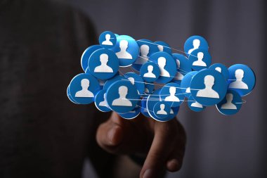 Bağlı ağ konsepti insan simgeleri ve el teması iletişimi.