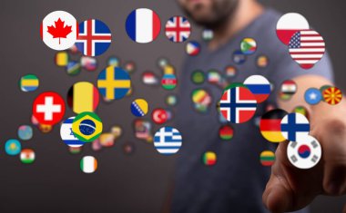 Ülke bayraklarını seçen, küresel kavramları ve birliği temsil eden kişi