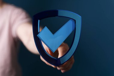 İşaretli dijital kalkanla el ele tutuşmak, siber güvenlik kavramı