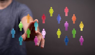 Takım çalışmasını ve bağlantıyı temsil eden insanların dijital simgelerine dokunmak