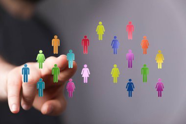 Çeşitli insanların dijital temsili, birbirine bağlı.