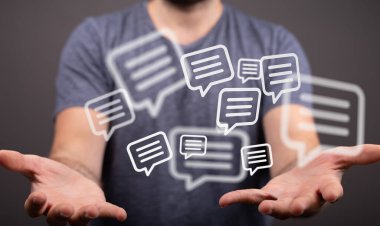 İletişim ve fikirleri temsil eden konuşma baloncukları gösteren bir adam