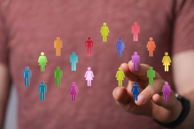 El ve Sosyal Ağ Konseptine Bağlayan Renkli Dijital İnsanlar