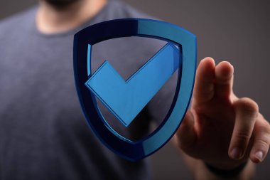 İşaretli dijital kalkan internet güvenliği ve korumasını temsil ediyor