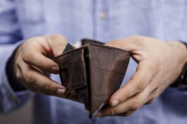 Cüzdanı Boş Adam Mali Mücadele ve Borç Gösteriyor