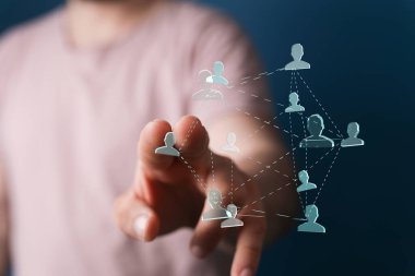 Kişi sosyal ağ simgeleri, bağlantı, iletişim, etkileşim ve takım çalışmasına dokunur.