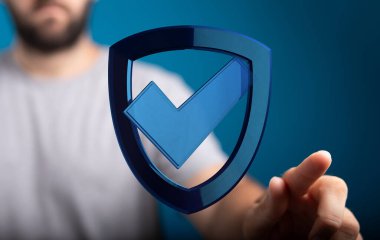 Man Hand Mavi Kalkana dokunuyor Çek İşareti: Güvenlik Konsepti