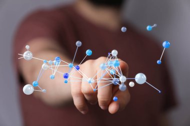 Dijital Ağ Bağlantısıyla Etkileşen Adam