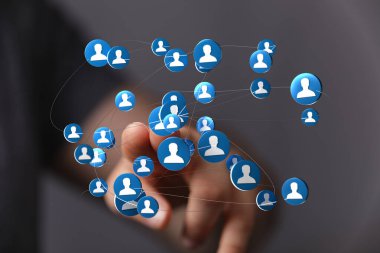 Dijital Ağ Bağlantısı: Ağ Simgeleri Konseptiyle El Etkileşimi