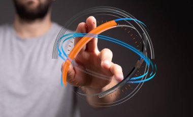 Holografik küreye dokunan adam dijital yenilik ve gelecekteki teknoloji kavramlarını yansıtıyor.