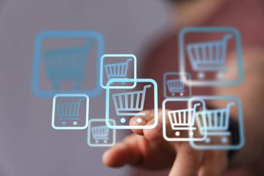 Çevrimiçi alışveriş konsepti, alışveriş arabası simgelerine elle dokunmak