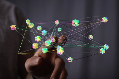 Bir elde parlayan küplerle bağlı dijital ağ kavramı