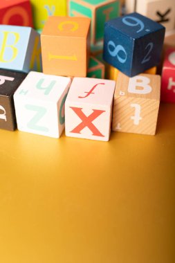 Altın Arkaplanda Renkli Alfabe Blokları