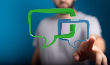 Holografik sohbet baloncuklarına dokunan adam, iletişim ve bağlantı konsepti