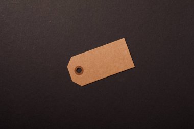 Siyah Arkaplan Üzerine Boş Kahverengi Etiket: Ürün Tanımlama Kavramı