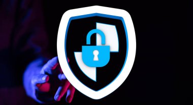 Veri Kalkan ve Kilit Sembolü ile Korunuyor, Dijital Güvenlik Konsepti, Güvenli Bağlantı