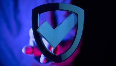 Veri koruması ve Siber güvenlik kalkanı işaretli sembolle soyut