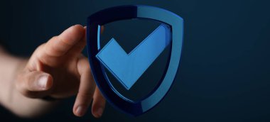 Koruma konsepti olarak kontrol işareti olan bir kalkanı tutmak