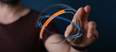 Koyu arkaplanda gelecekteki dijital arayüzle etkileşime giren adam